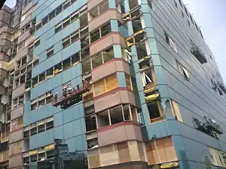 Schade aan een gebouw vlak bij de Australische ambassade in Indonesië na de bomaanslag op de ambassade op 9 september 2004.