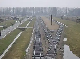 Het perron vanaf het poortgebouw gezien in 2006