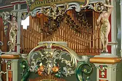 Figuren en houten pijpen van een Nederlands straatorgel