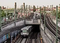 De oprit en metrotunnel aan de stadskant van het station.