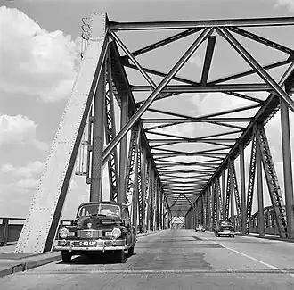 Inkijk in de vakwerkkoker van de Bommelse Brug in 1952, 18 jaar na de publicatie van het gedicht. Er zijden slechts drie auto's over de brug.