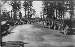 Geparkeerde auto's aan het einde van de Long Island Motor Parkway (ca. 1915)