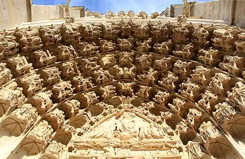 Decoraties centraal portaal westgevel.