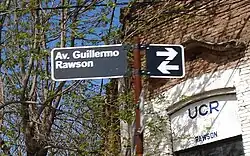 Straatnaambord van de Guillermo Rawson Avenue in Rawson in de provincie Buenos Aires in Argentinië