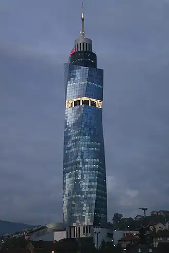 Avaz Twist Tower in de vroege avond