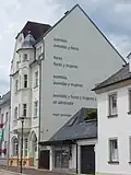 Museum te Rehau met op de zijgevel een Spaanstalig gedicht van Eugen Gomringer