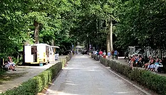 Dreef voor de abdij met ijskarren