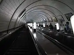 De roltrappen tussen de middenhal en de verdeelhal