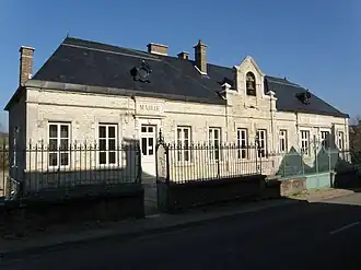 Gemeentehuis en school