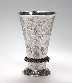 Een zilveren avondmaalsbeker met het alliantiewapen Sickinghe-Tamminga, omstreeks 1696