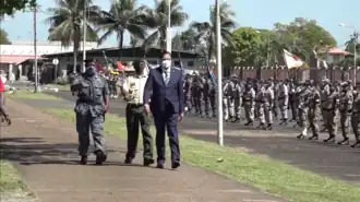 Opperbevelhebber president Santokhi inspecteert de troepen ten tijde van de coronacrisis, augustus 2020