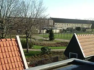 Het Azaleapark gezien vanuit een huis.