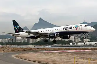 Azul's Embraer 190 tijdens de landing op Luchthaven Santos-Dumont, Rio de Janeiro.