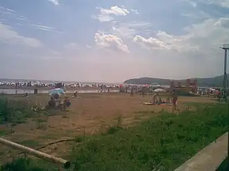 Het strand van Sjamora tijdens het strandseizoen