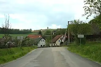 Toegangsweg tot het dorp (2014)