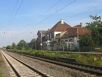 Stationsgebouw van Bruchmühlen. In het midden het oude eilandperron dat vervangen is door een zijperron, links buiten beeld (2009)