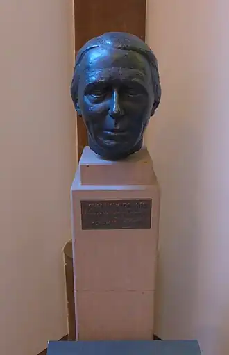 Bronzen buste van Johanna Kirchner op een witte sokkel. Op een bronskleurig plaatje op de sokkel staat haar naam, dat ze verzetsstrijdster was en haar geboorte- en sterfdatum.