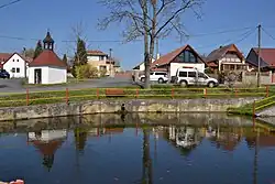 Dorpsplein met water en kapelletje (2)