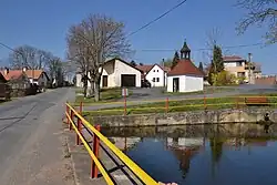 Dorpsplein met water en kapelletje (1)