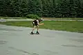 Een inlineskater in de zomer