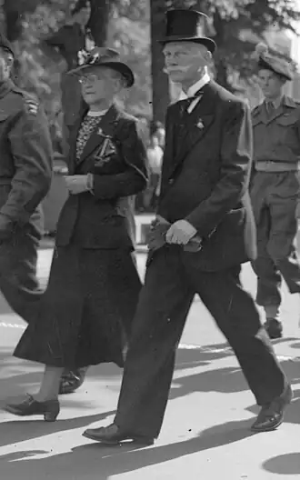 B.J.J. Wijkamp met zijn echtgenote (1945)