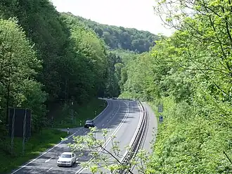 Bergpas van de B239 in het Wiehengebergte