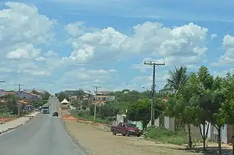 De hoofdweg BA-152 in Paramirim