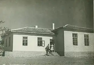 De school van het dorp Ezerts (c. 1946)