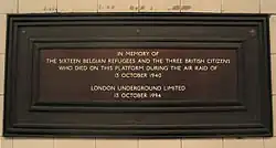 Herinneringsplaquette voor de slachtoffers van het bombardement op 13 oktober 1940.