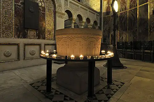 Doopvont in de apsis