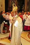 Bisschop Malvestiti na afloop van zijn bisschopswijding in de Sint-Pietersbasiliek in Rome.