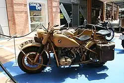 De BMW had een buizenframe en een telescoopvork. Om de doorwaaddiepte te vergroten zat het luchtfilterhuis op de tank