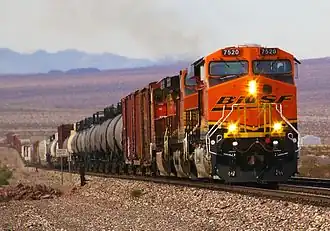 BNSF ES44DC nr. 7520 Mojave Desert, Californië