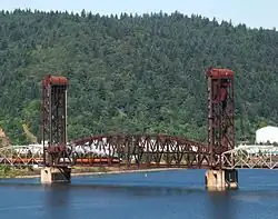 Spoorbrug in Portland (USA), die tot 61 meter boven het water kan stijgen.