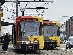 Station Anderlues Monument. Bij deze halte met lage instap moeten reizigers een flink hoogteverschil overwinnen om de tram in te kunnen.