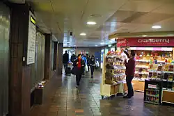 De stationshal onder Davies Street