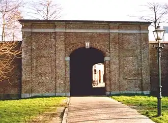 Omwalling, Langepoort en Kaaipoort