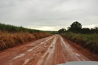 Onverhard traject van de BR-464 tussen São João Batista do Glória en Delfinópolis (MG)