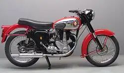 BSA BB31 met swingarmvering uit 1954.