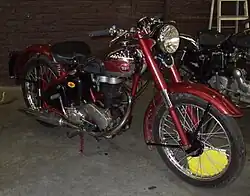 BSA C11 uit 1946 met het "paddenstoeltje" voor de stroomverdeler rechts voor op het carter.