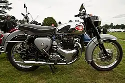 BSA A7 met swingarm-achtervering uit 1958