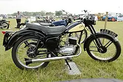 BSA Bantam D3 Major met swingarm-achtervering en duozadel uit 1956.