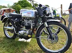 De BSA C15 T Starfire Trials-Cat uit 1965 had inmiddels een volledig verchroomde of vernikkelde tank.