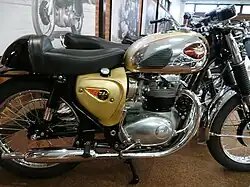 De BSA A65LC Lightning Clubman was metallic goud met veel chroom