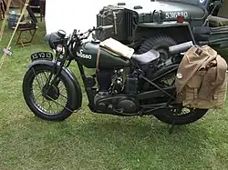 Door de lange zijstandaard (die onder het zadel schuin naar achteren loopt) moest het bagagerek van de K-M20 naar achteren worden verplaatst.