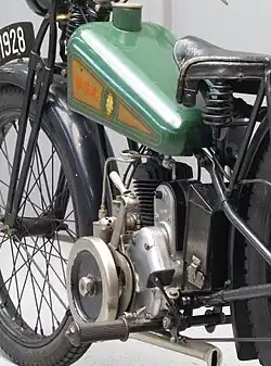 Links zaten de kickstarter, het hak-rempedaal en het vliegwiel