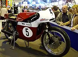 John Cooper's BSA A75 Rocket 3 racer was op de kleur en het motorblok identiek aan de Triumph T150 "High Boy", die blauw/wit was.