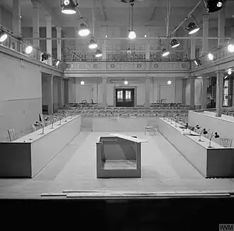 De rechtszaal van het Bergen-Belsenproces in Lüneburg; september 1945.
