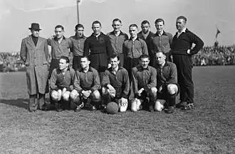 Van der Sluijs, staand 3e van links, met kampioenselftal BVV in 1948