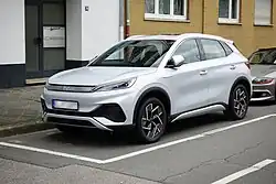 De BYD Atto 3, linksvoor